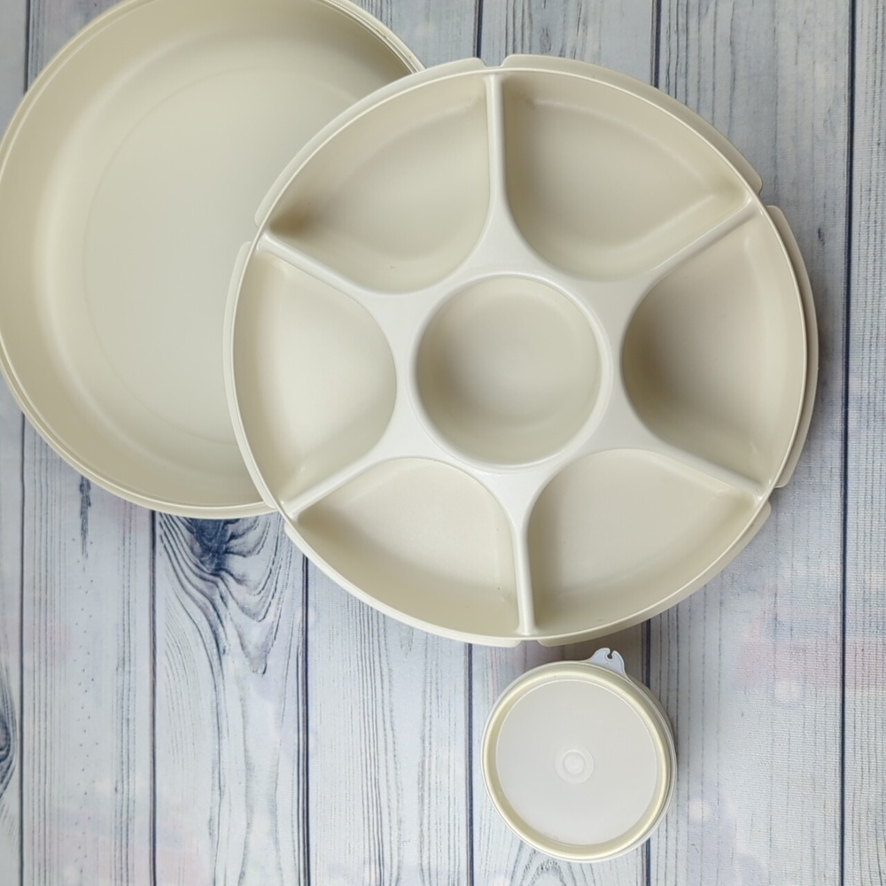 Tupperware Serving Center - Picture 7 of 9